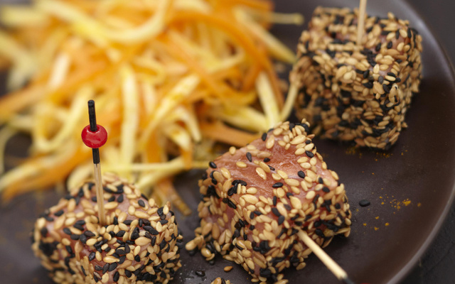 Cubes de Saumon écossais Label Rouge aux graines torréfiées, céleri et carotte croquante au curry