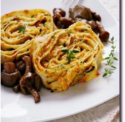 Roulade de crêpes aux courgettes, carottes, sauce et ricotta avec petits champignons pour bento