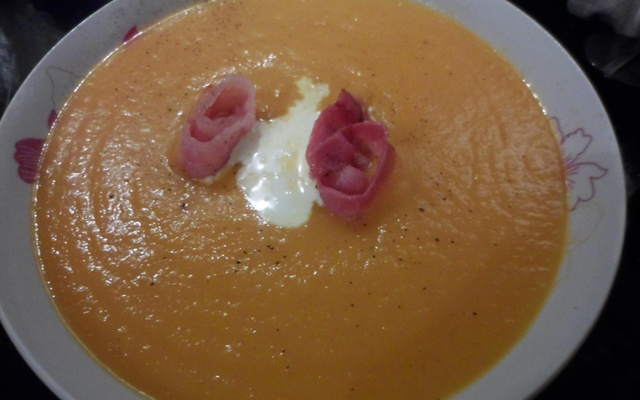 Soupe à la courge et chips de lard