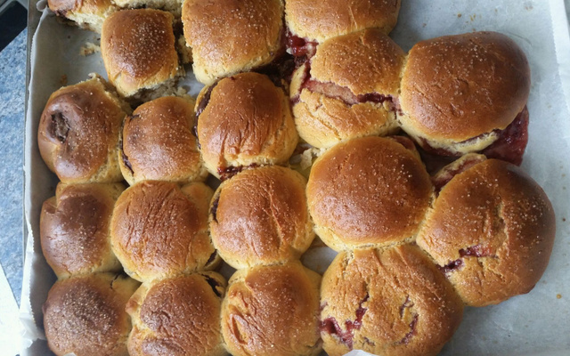 Marzipan-Buchteln ou petite brioche fourrée à la pâte d'amande
