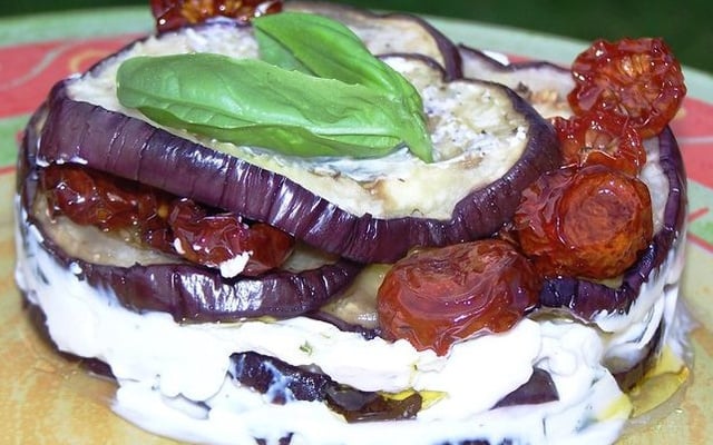 Millefeuille d'aubergines aux chèvre et aux tomates