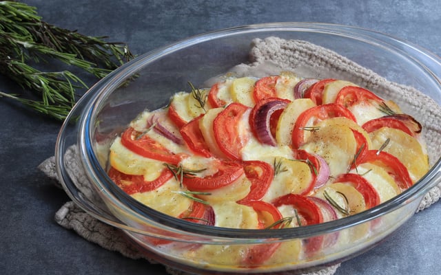Tian de tomates, pommes de terre et mozzarella