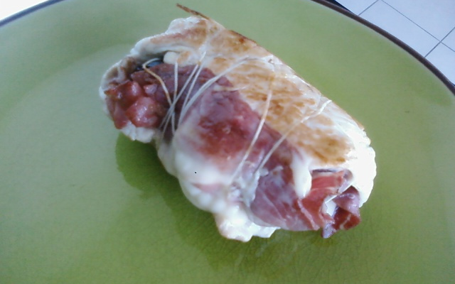 Roulé de dinde à la coppa, mozzarella et aux pruneaux