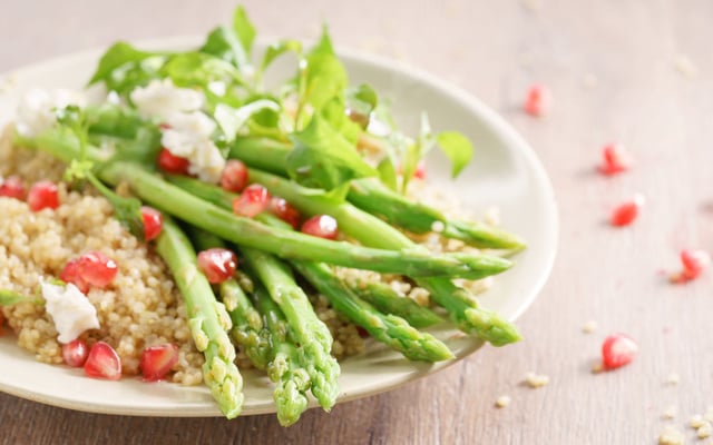 Salade de quinoa aux asperges et graines de grenade