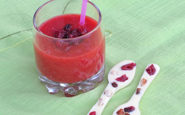 Petites cuillères au chocolat blanc-cranberries, noisettes, raisins et smoothie fraises-cranberries