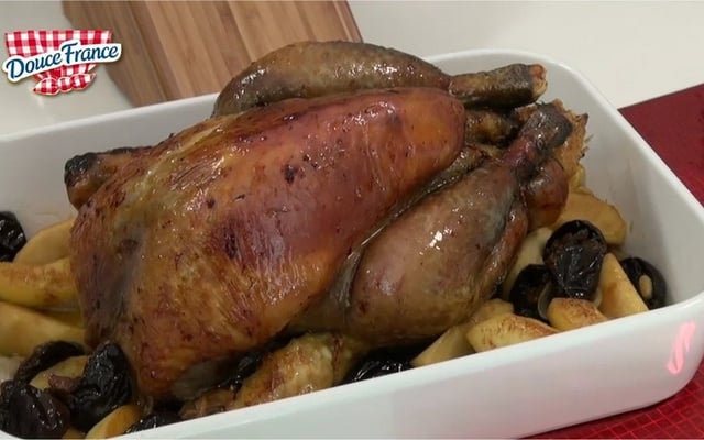 Chapon de pintade aux pommes et aux pruneaux