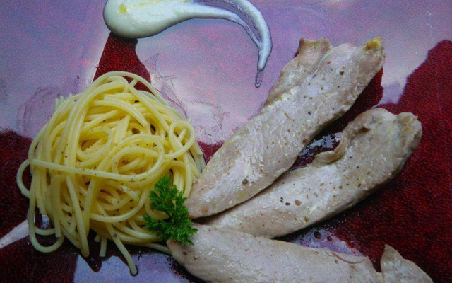 Aiguillettes de canard et la sauce piquante anisée