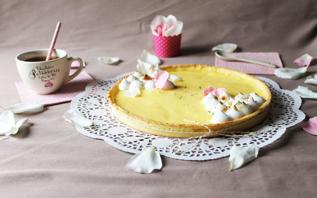 Tarte au citron meringuée à la rose