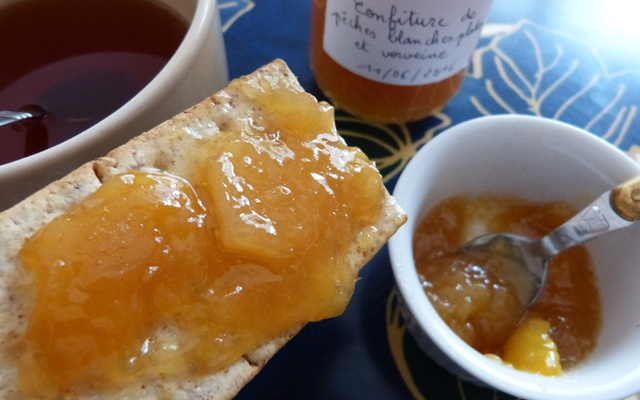 Confiture de pêches plates à la verveine