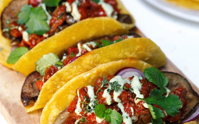 Tortillas de maïs garnies à l’aubergine grillée, compotée de poivrons et tomates de France