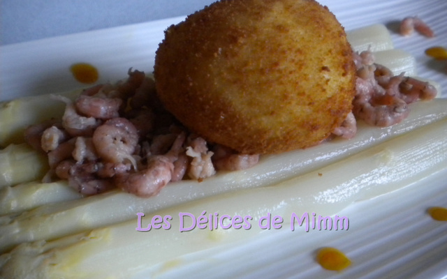 Œuf frit sur lit d'