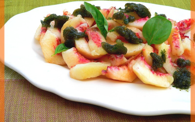Salade de pêches de vigne au Muscat, granité basilic