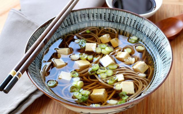 Bouillon de nouilles soba au tofu et ciboule