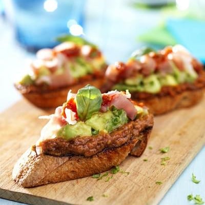 Bruschetta au pesto, tomate et tartare d'avocat au citron