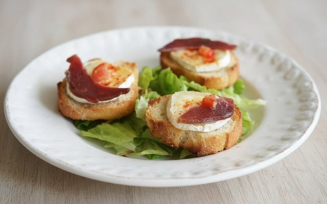 Toast de chèvre au piment d'Espelette & magret de canard séché