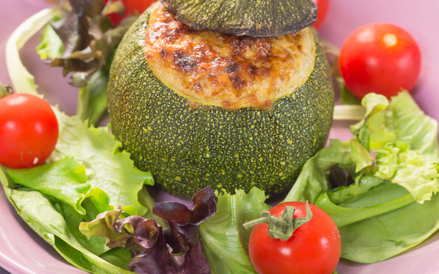 Courgettes rondes farcies à la ricotta, tomates séchées et Parmesan