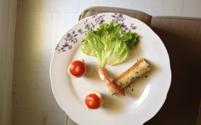 Tomates cocktail farcie aux crevettes et son roulé au crabes