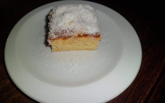 Meskouta à la confiture d'abricot saupoudré de noix de coco