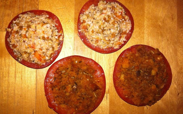 Tomate à la provençale et son duo de farce : biscotte et son d'avoine