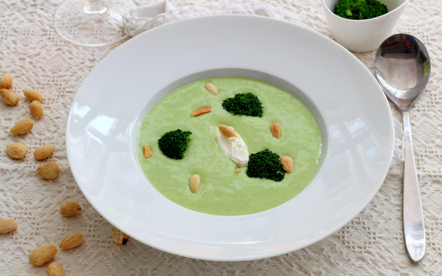 Velouté de brocolis aux amandes