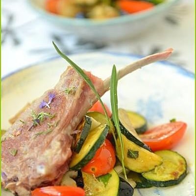 Côtes d'agneau minute à la menthe, légumes sautés