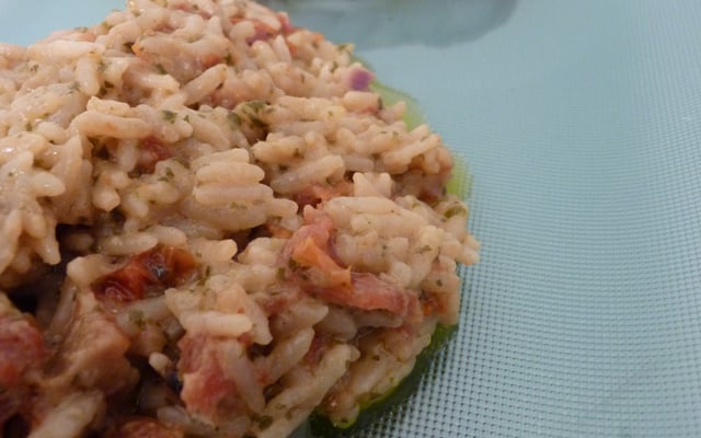 Cabillaud lardé au jambon de Parme et au pesto, et son petit risotto aux tomates séchées