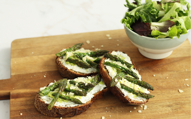 Tartines de chèvre frais au pesto d’asperges et pointes d’asperges