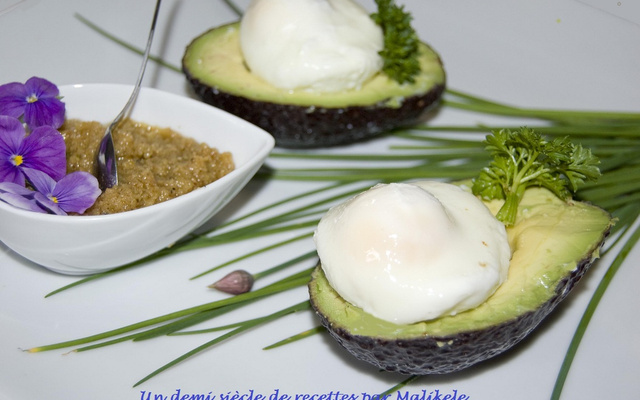 Œufs pochés au pesto de cardamine.