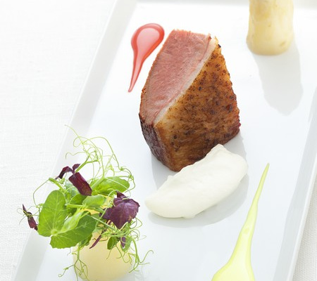 Filet de canette 'rosé' et asperge blanche vinaigrette Crème fouettée, herbes fraiches