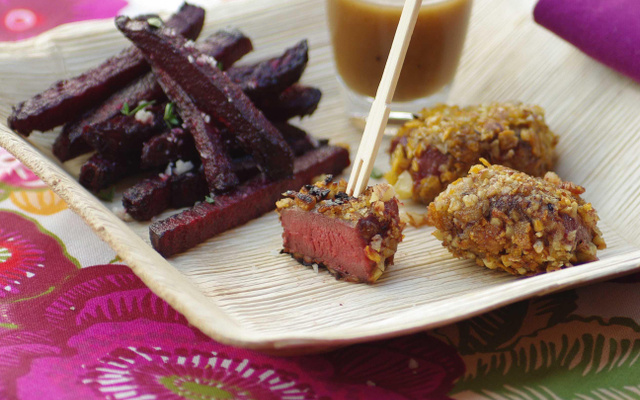 Petites bouchées de pigeon en croute de noisettes, frites de betterave et sauce onctueuse au bouillon ariaké et aux épices