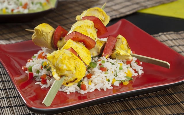 Brochettes de poulet mariné au curry