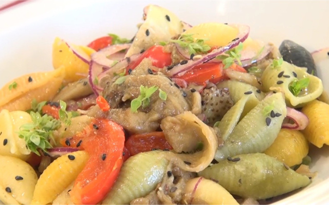 Salade de pâtes multicolores