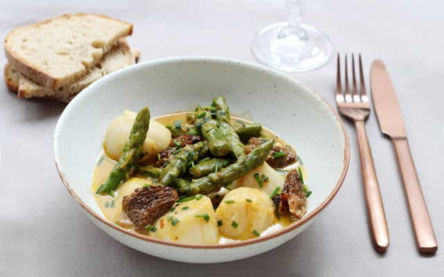 Fricassée de coquilles Saint-Jacques aux asperges et morilles