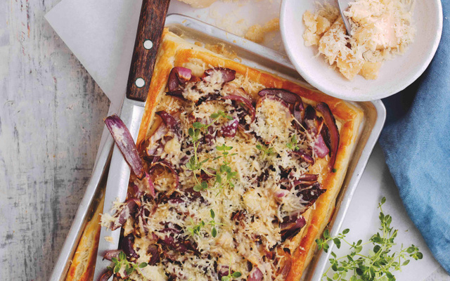 Tarte au Parmigiano Reggiano, thym et oignons rouges