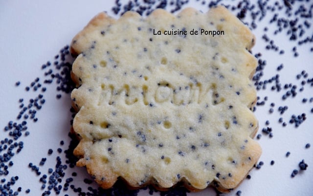 Biscuit aux graines de pavot et poudre d'écorce de combava, sans œufs