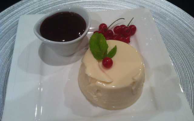 Blanc manger au coulis de framboise