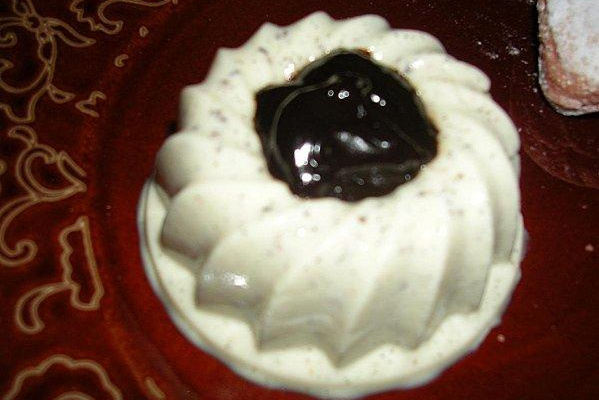 Panacotta à la vanille et son coulis de chocolat