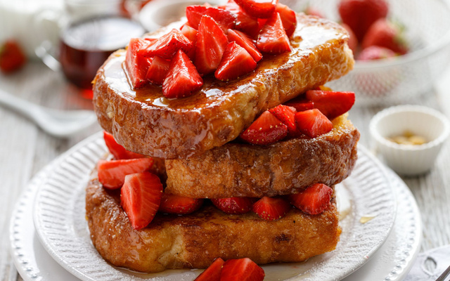Brioche perdue aux fraises et miel