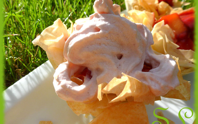 Coupelle filo et sa garniture de mangue-soupe de fraises