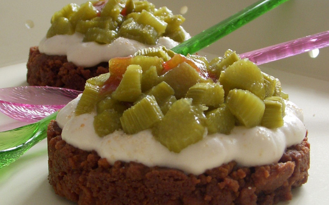 Tartelettes à la rhubarbe sur biscuit speculoos façon cheesecake