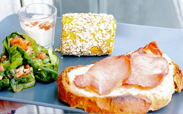 Tartine de bacon rôti, croustillant de mais et makis de laitue aux crudités par Marion