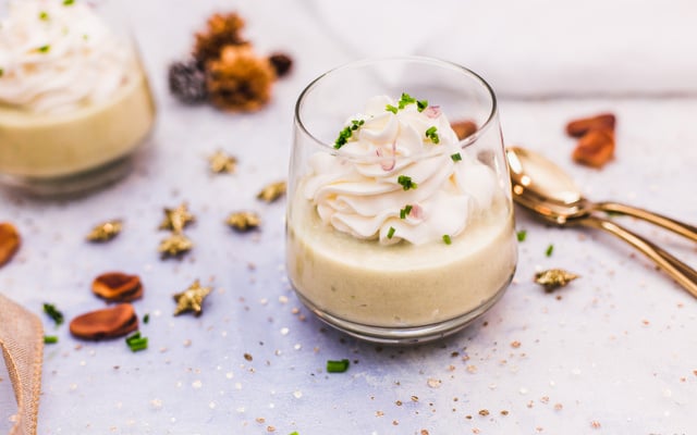 Soupe de fèves et crème de fromage frais