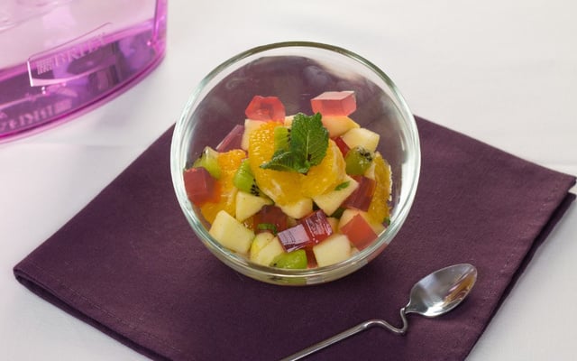 Fruits frais et gelée de fleurs d'hibiscus