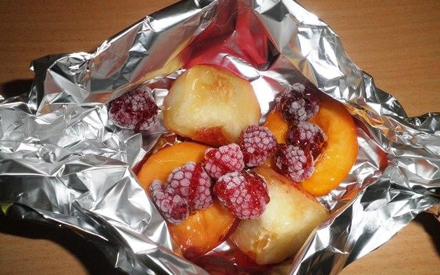Papillote de fruits d'été au barbecue