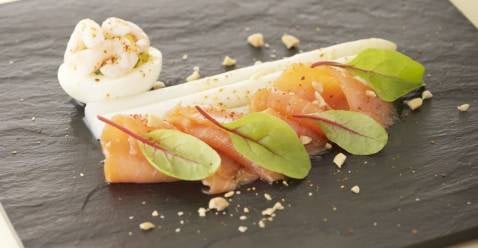 Saumon de Norvège fumé, asperges blanches en vinaigrette mimosa