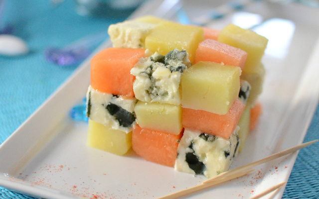 Salade de roquefort, melon et patate en Rubik's Cube