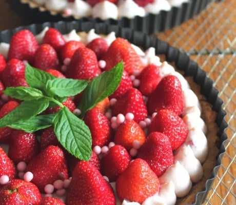Tarte aux fraises et crème au chocolat blanc et à la menthe