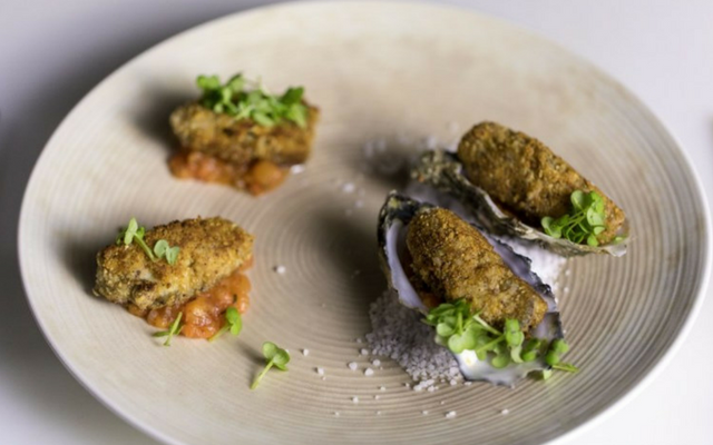 Huitres panées à la chapelure de noisettes, confit de tomates au piment d’espelette