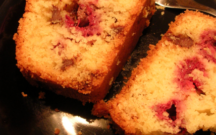 Cake à la noix de coco, aux framboises et aux pépites de chocolat au lait