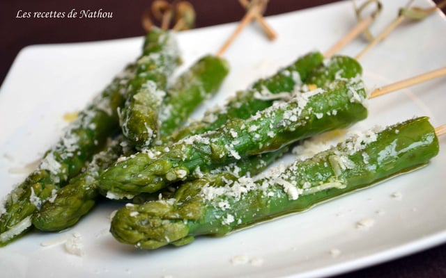 Asperges vertes grillées, huile d'olive au citron et parmesan